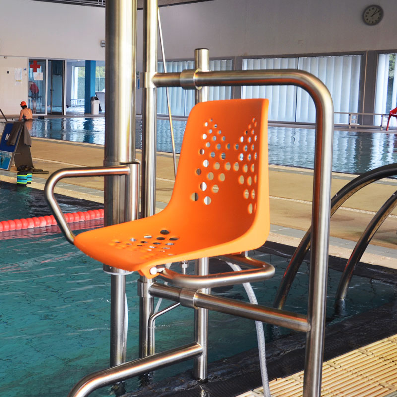silla elevadora de piscina para discapacitados físicos. Detalle silla